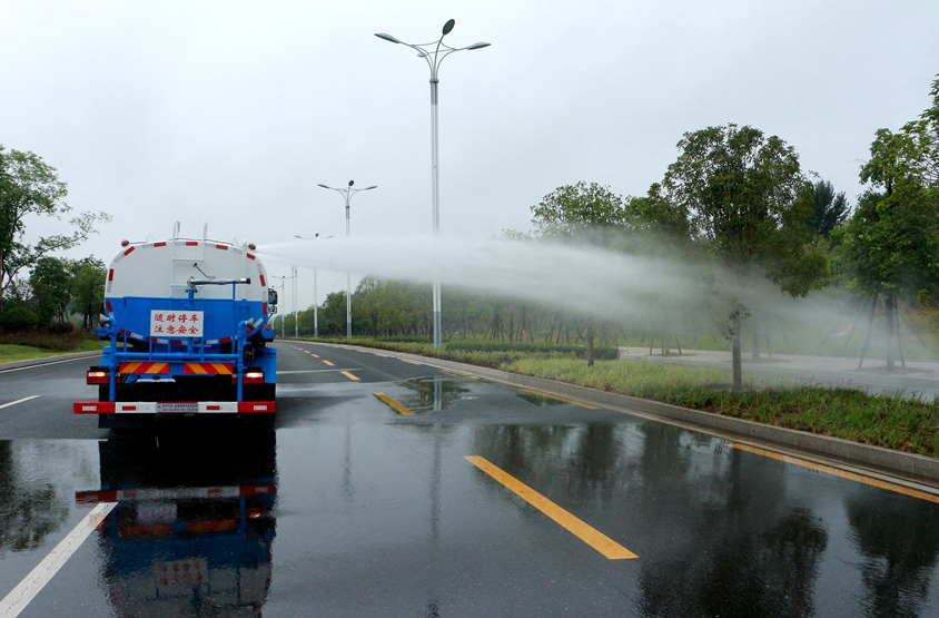 東風12噸消防灑水車頂噴功能演示